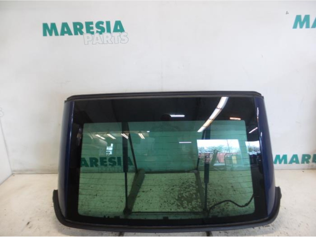 Renault - Megane - Rear window