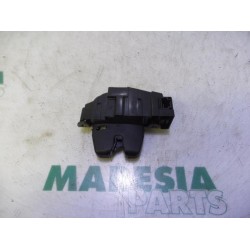 Peugeot - 308 - Tailgate lock mechanism