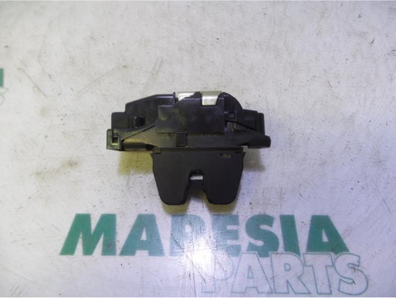 Peugeot - 308 - Tailgate lock mechanism