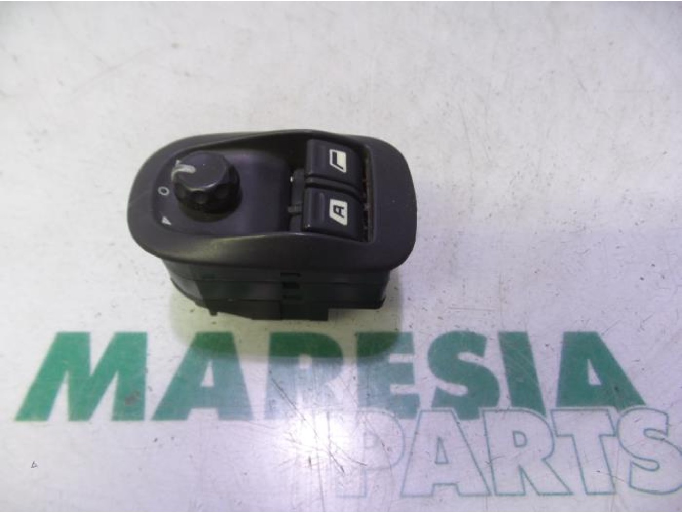 Peugeot - 206 - Multi-functional window switch