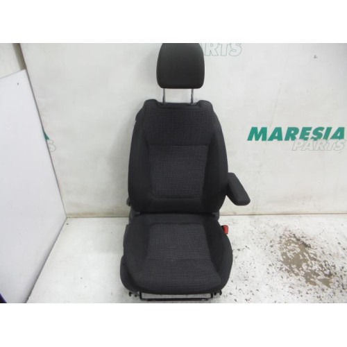 Peugeot - 5008 - Seat, right