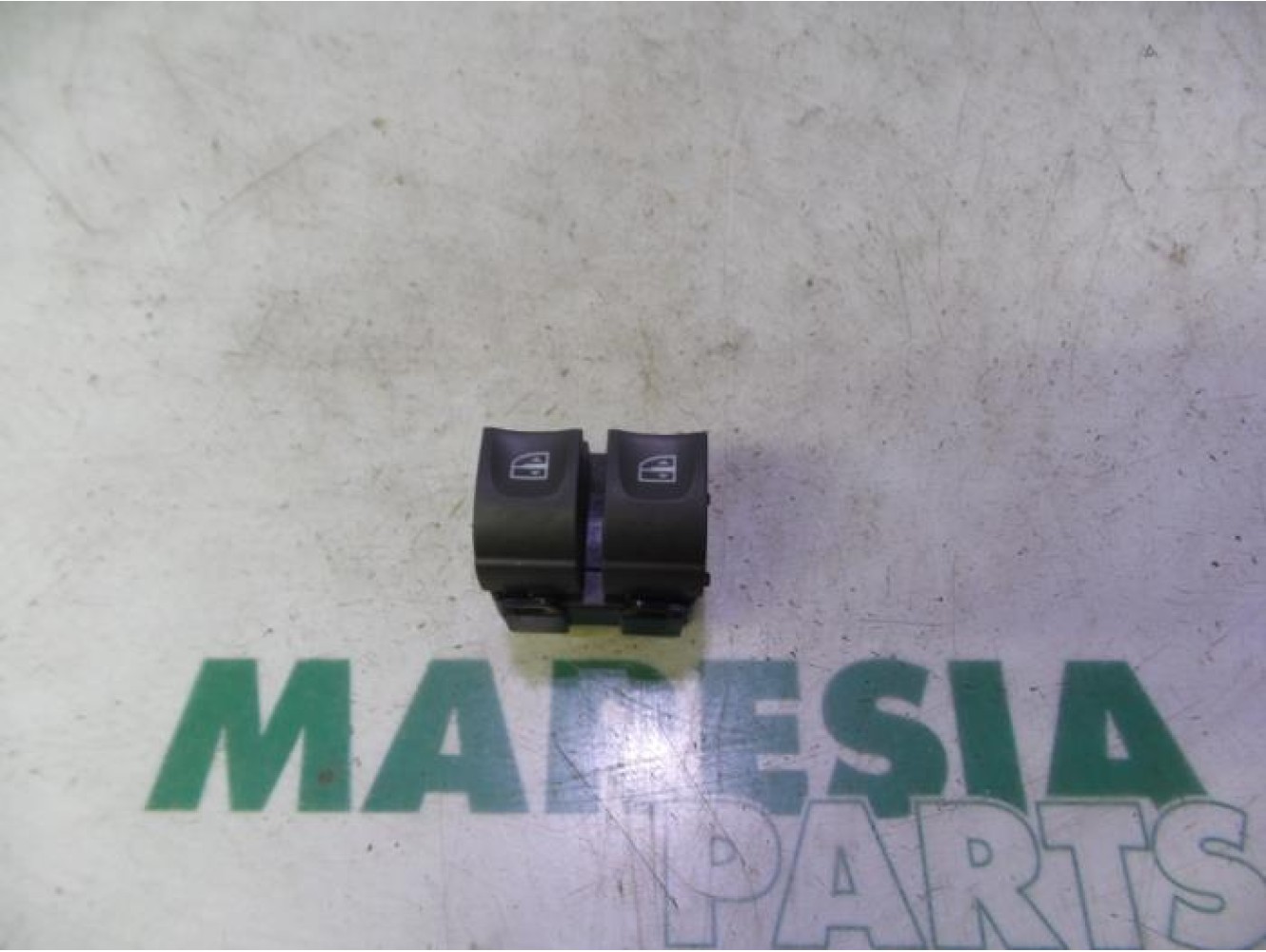 Renault - Clio - Multi-functional window switch