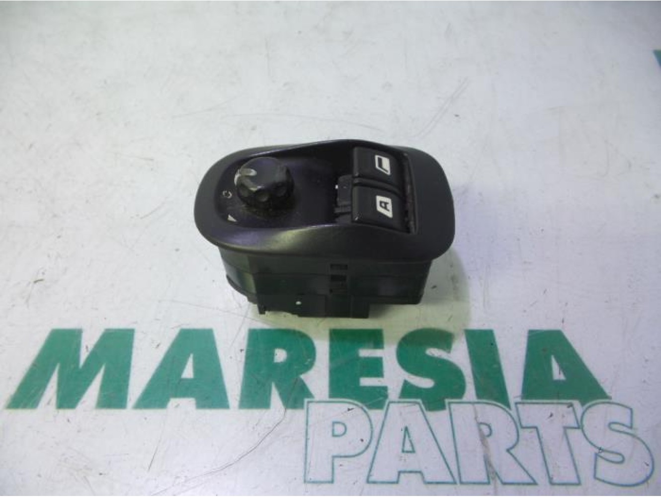 Peugeot - 206 - Multi-functional window switch