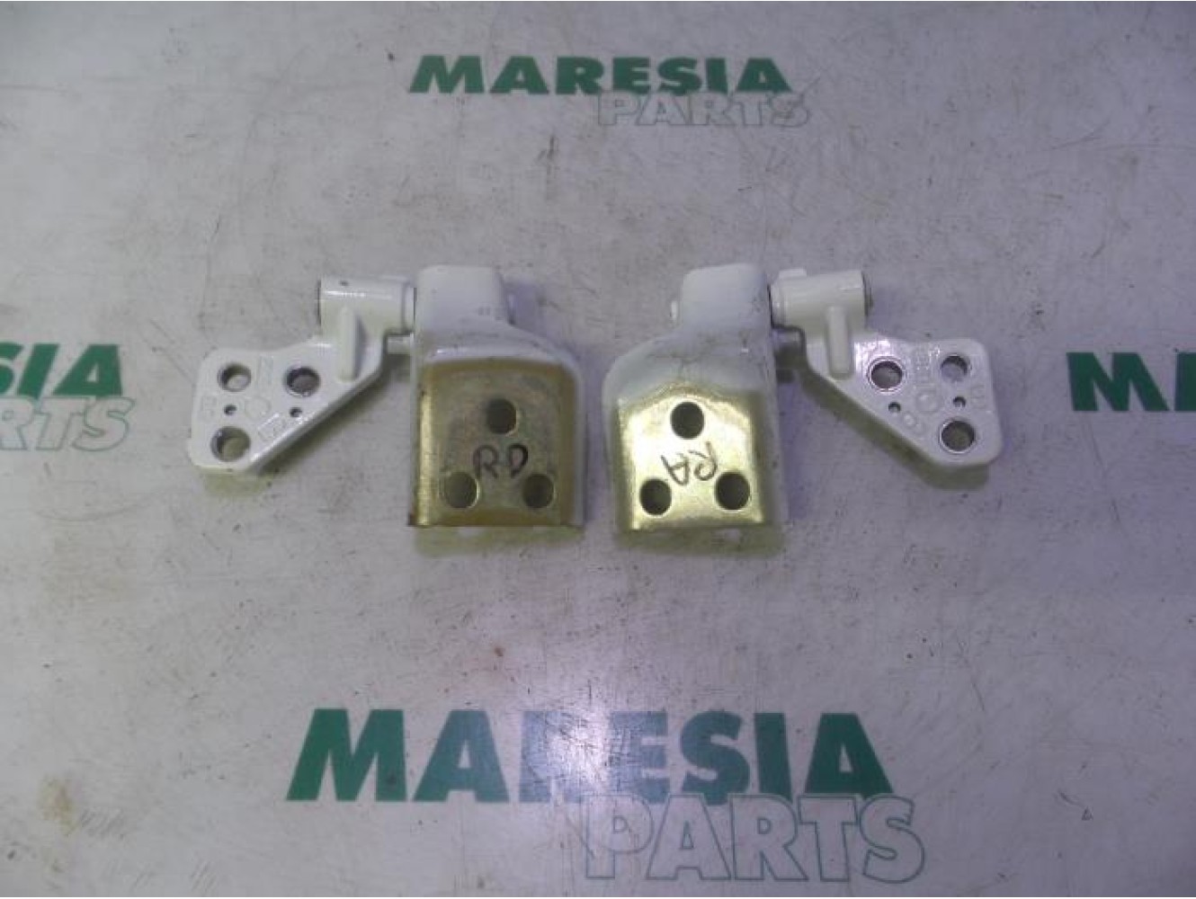 Peugeot - Partner - Rear door hinge, right