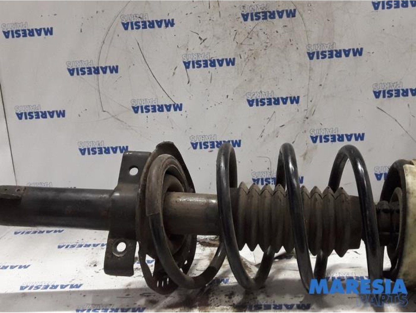 Renault - Megane - Front shock absorber rod, right