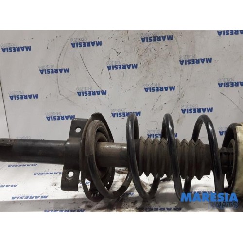 Renault - Megane - Front shock absorber rod, right