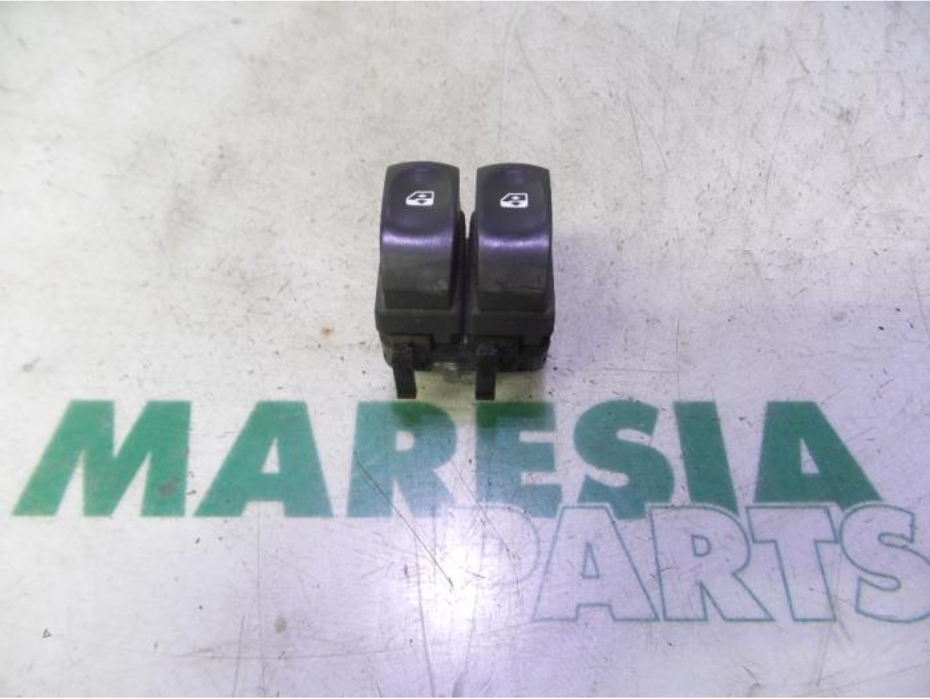 Renault - Clio - Multi-functional window switch