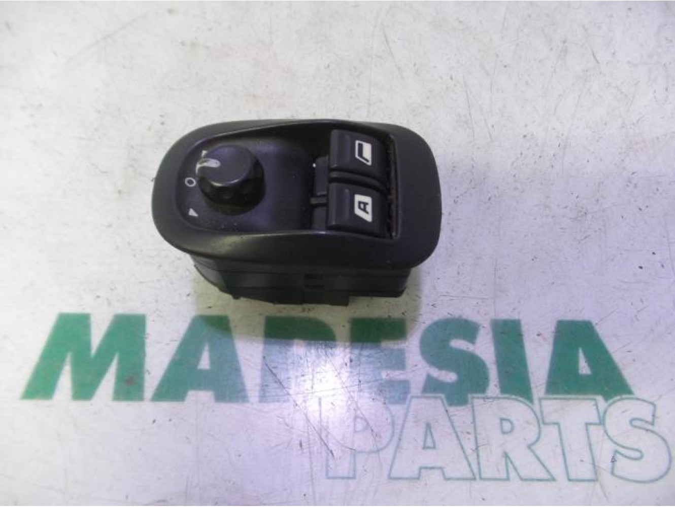 Peugeot - 206 - Multi-functional window switch