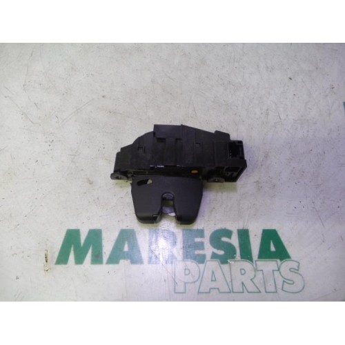 Peugeot - 207 - Tailgate lock mechanism