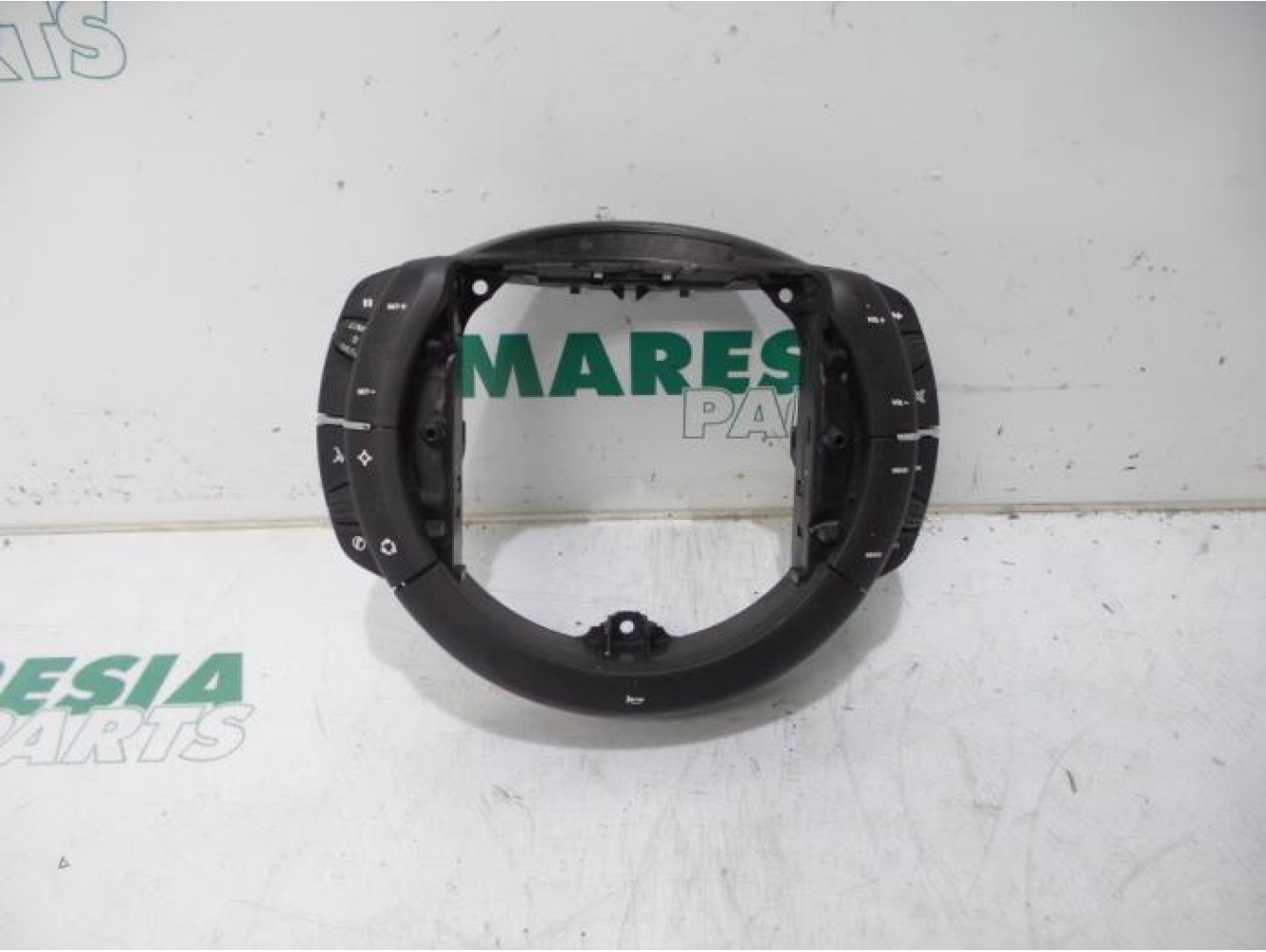 Citroen - C4 Picasso - Steering wheel mounted radio control