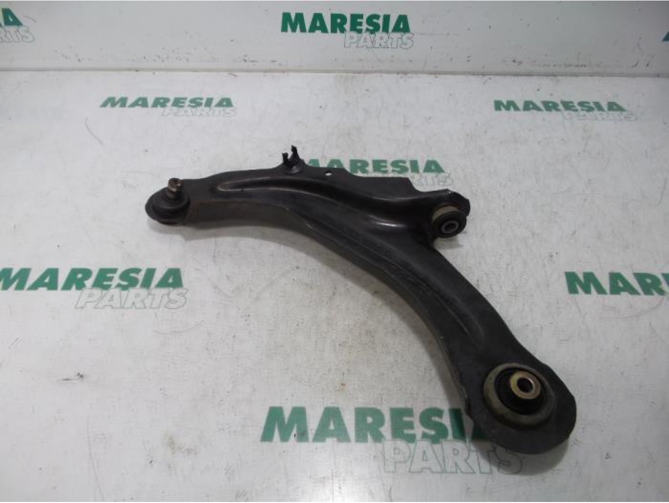 Renault - Megane - Front lower wishbone, left