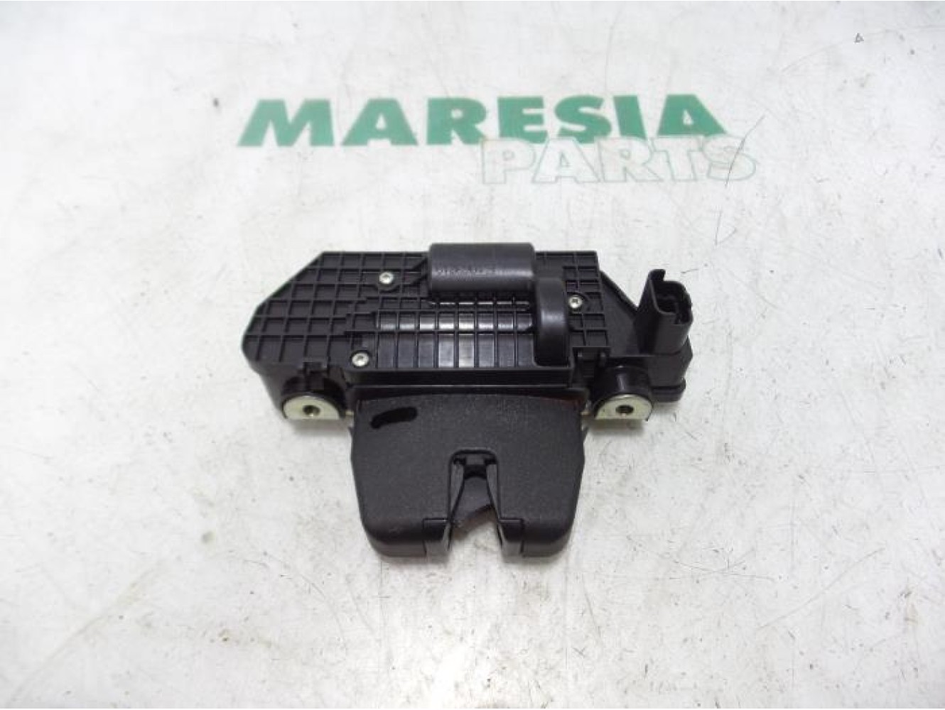 Peugeot - 208 - Tailgate lock mechanism