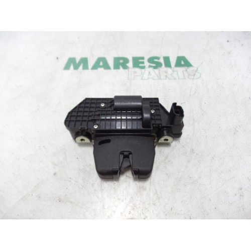 Peugeot - 208 - Tailgate lock mechanism