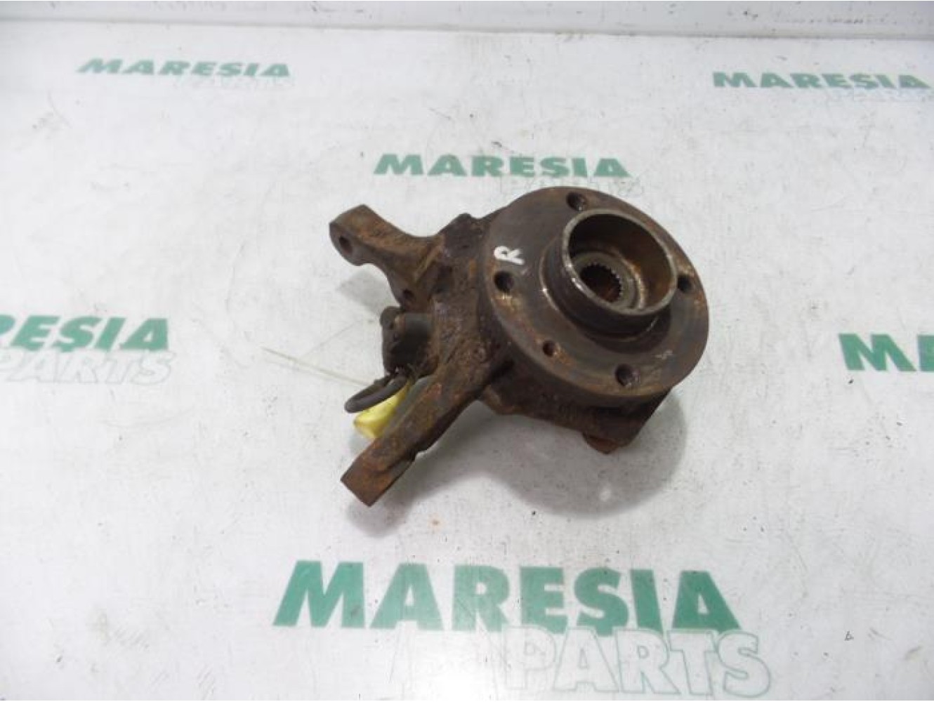 Renault - Clio - Knuckle, front right