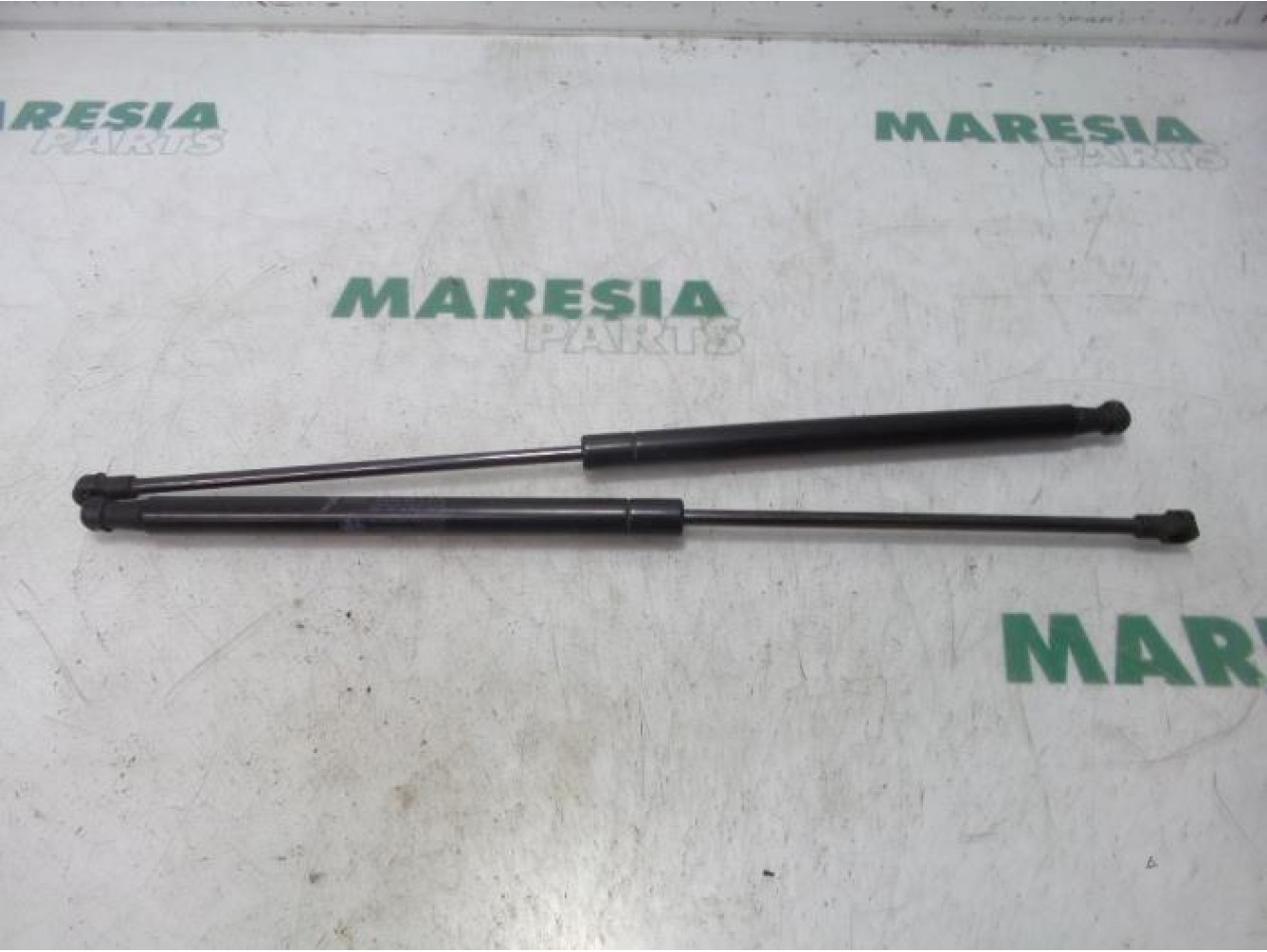 Alfa Romeo - Giulietta - Set of tailgate gas struts