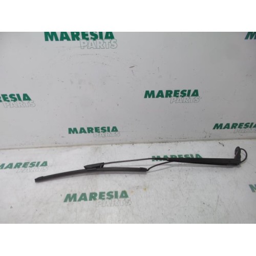 Citroen - C4 Cactus - Front wiper arm