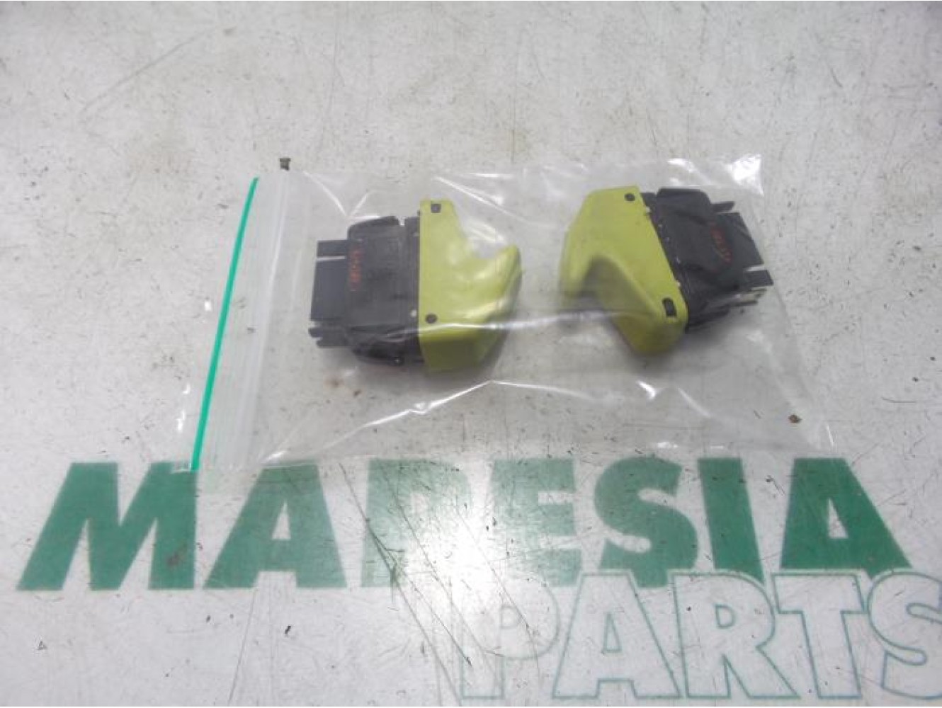 Renault - Twingo - Multi-functional window switch