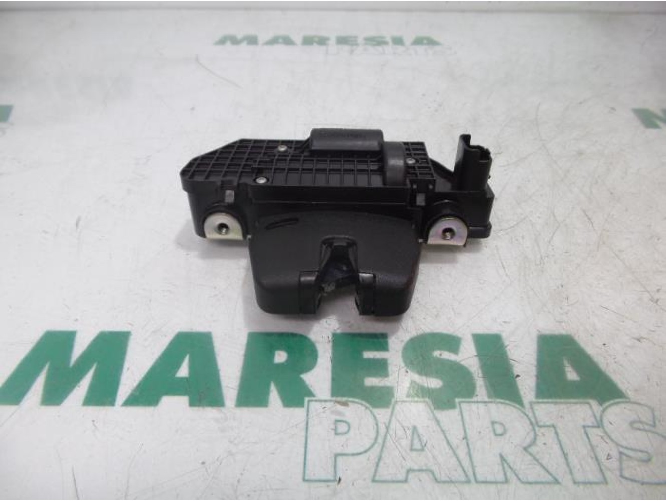 Peugeot - 208 - Tailgate lock mechanism