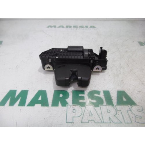Peugeot - 208 - Tailgate lock mechanism