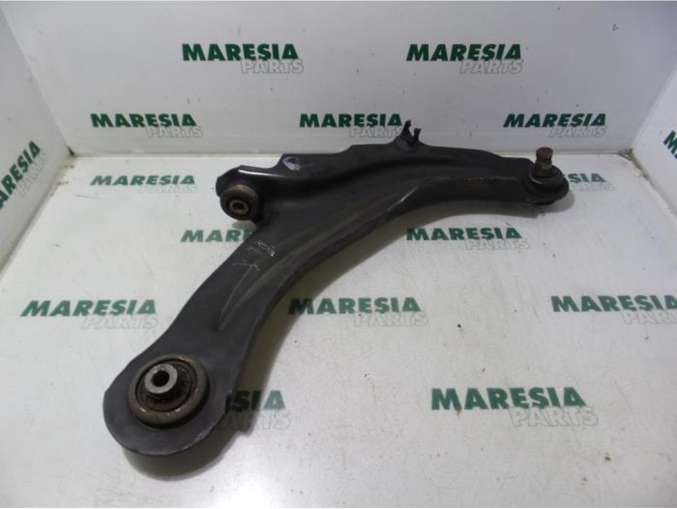 Renault - Megane Scenic - Front lower wishbone, right