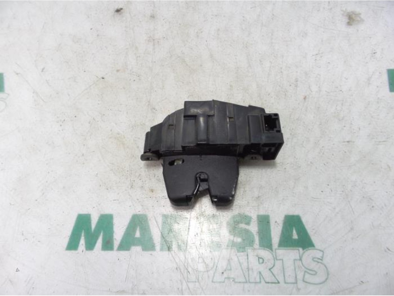 Peugeot - 207 - Tailgate lock mechanism