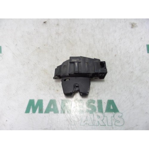 Peugeot - 207 - Tailgate lock mechanism