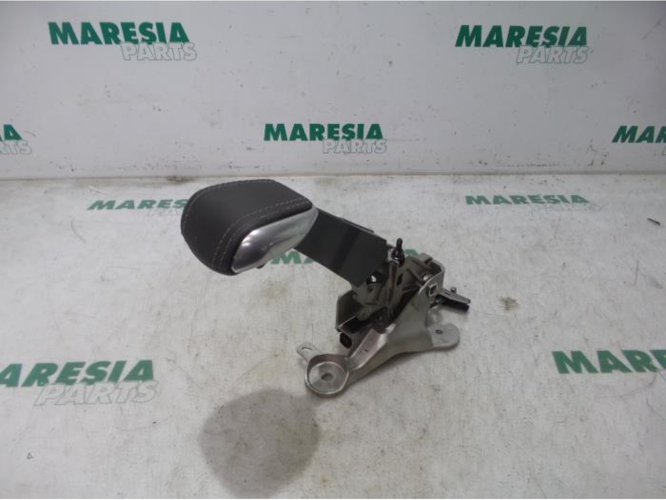 Peugeot - 2008 - Parking brake lever