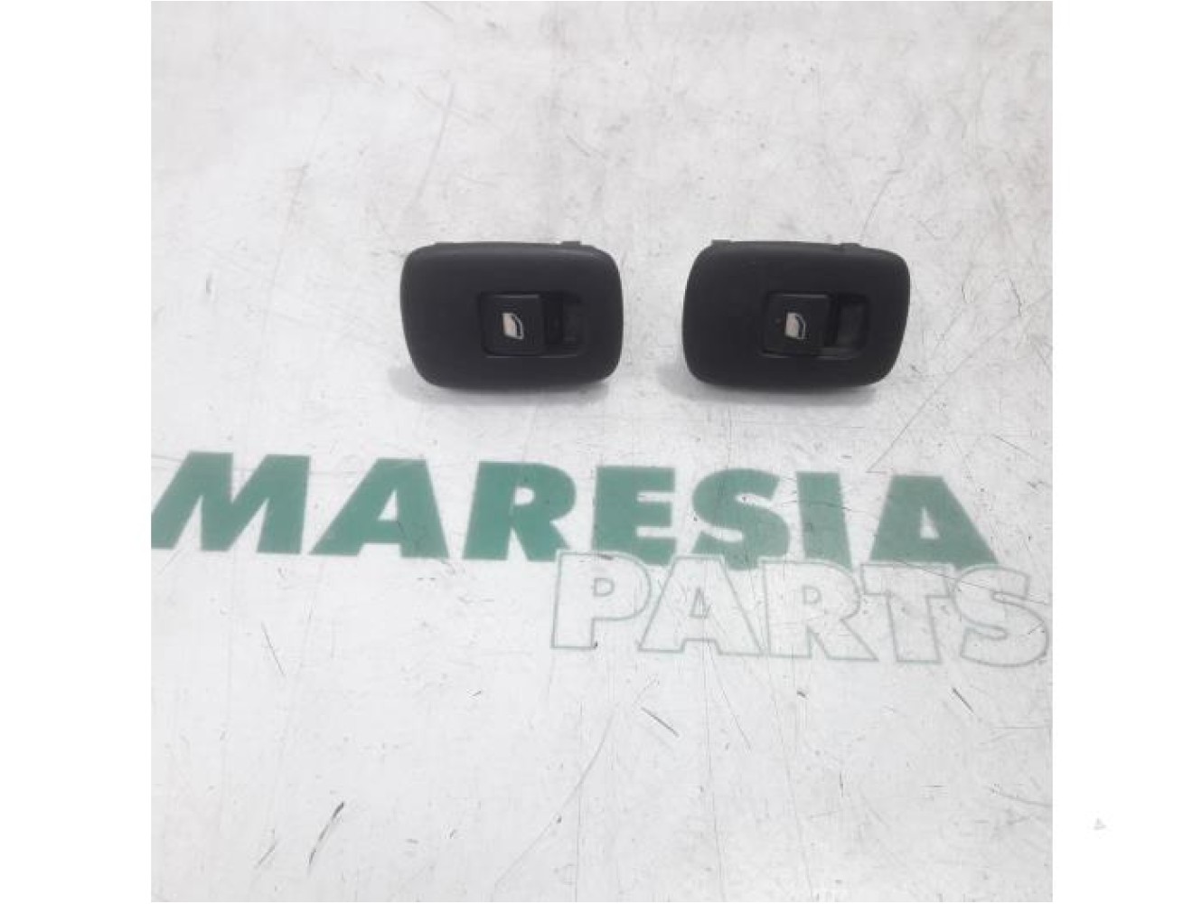 Peugeot - 207 - Multi-functional window switch