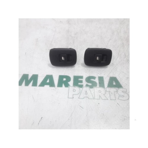 Peugeot - 207 - Multi-functional window switch