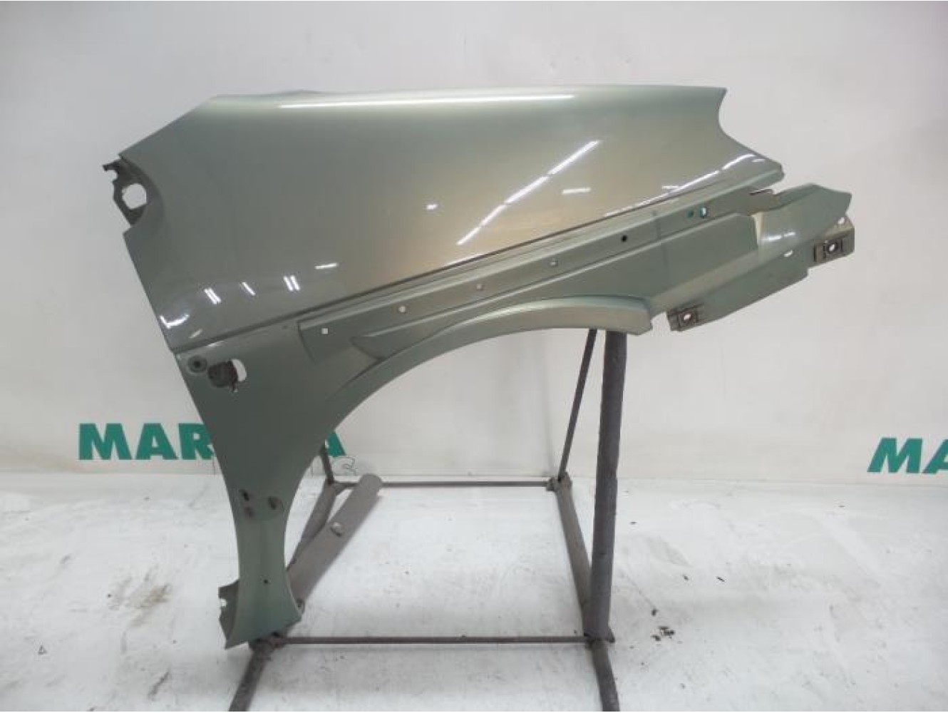 Renault - Megane Scenic - Front wing, right