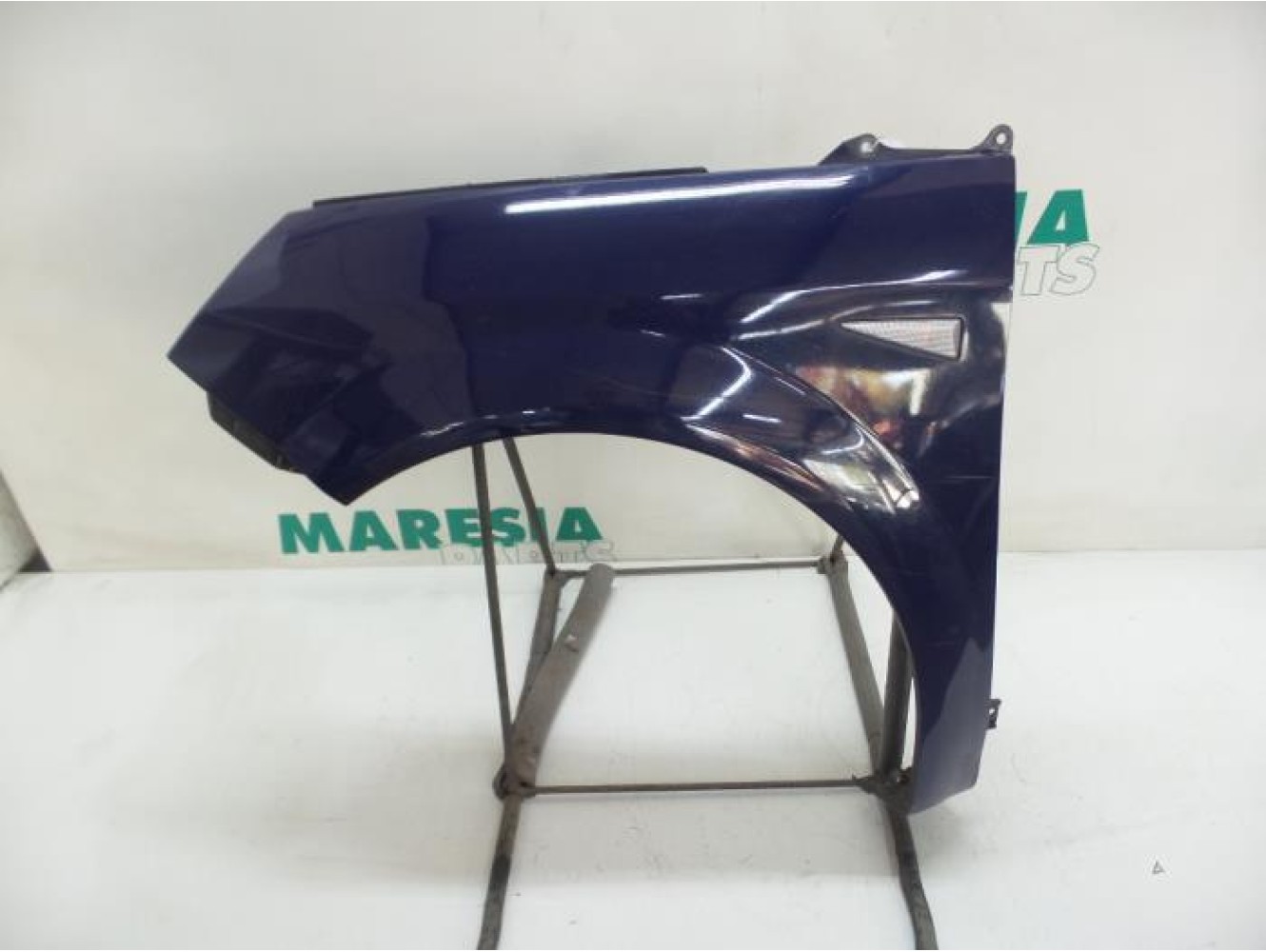 Renault - Megane Scenic - Front wing, left