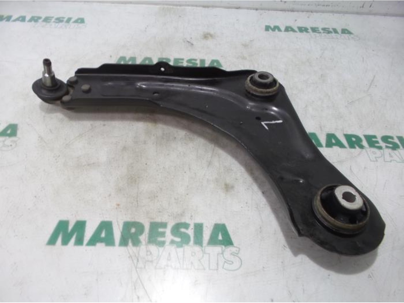 Renault - Megane - Front lower wishbone, left
