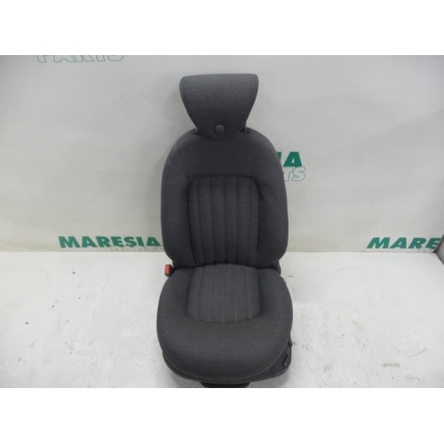 Lancia - Thesis - Stoel links