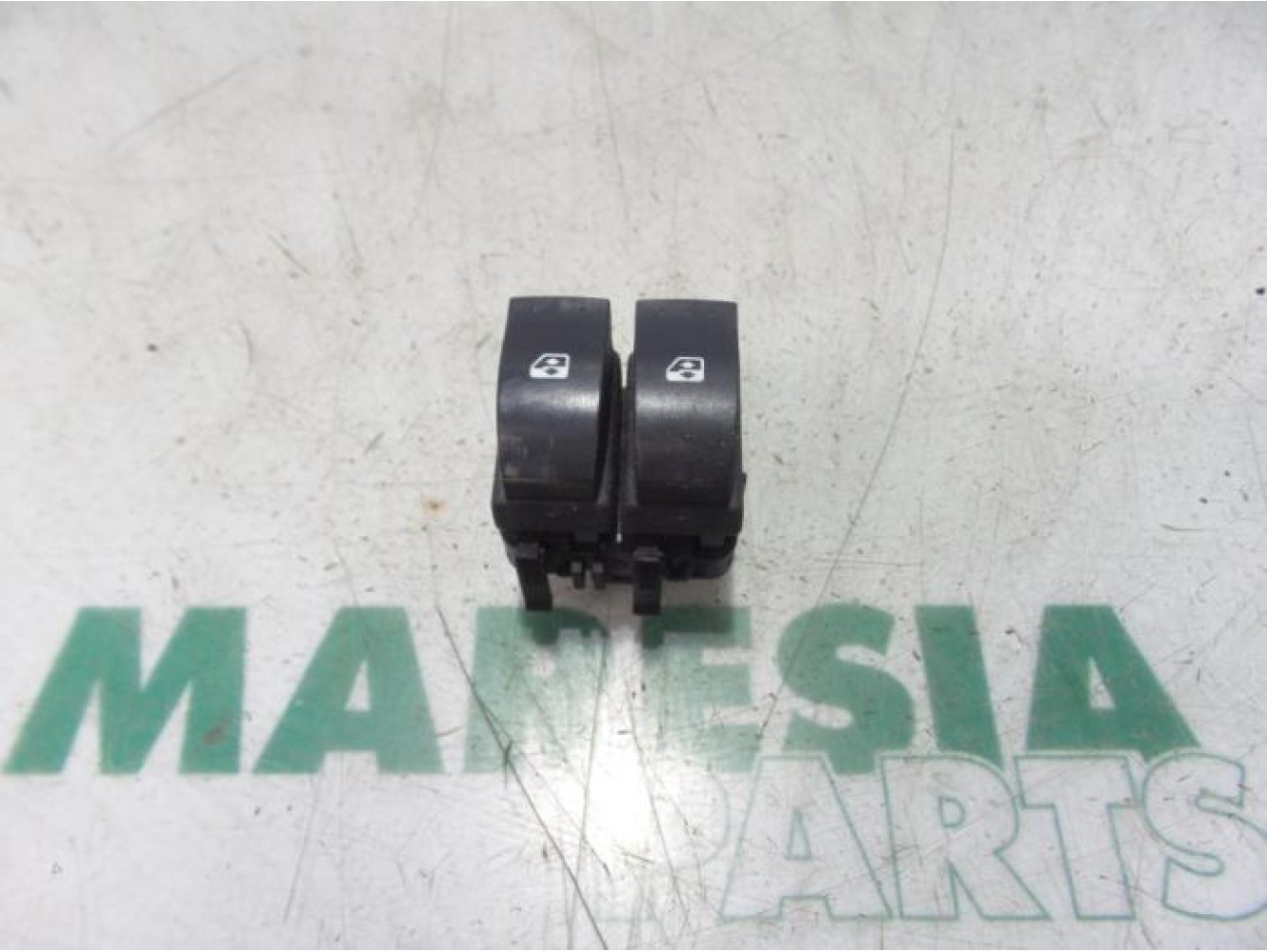 Renault - Clio - Multi-functional window switch