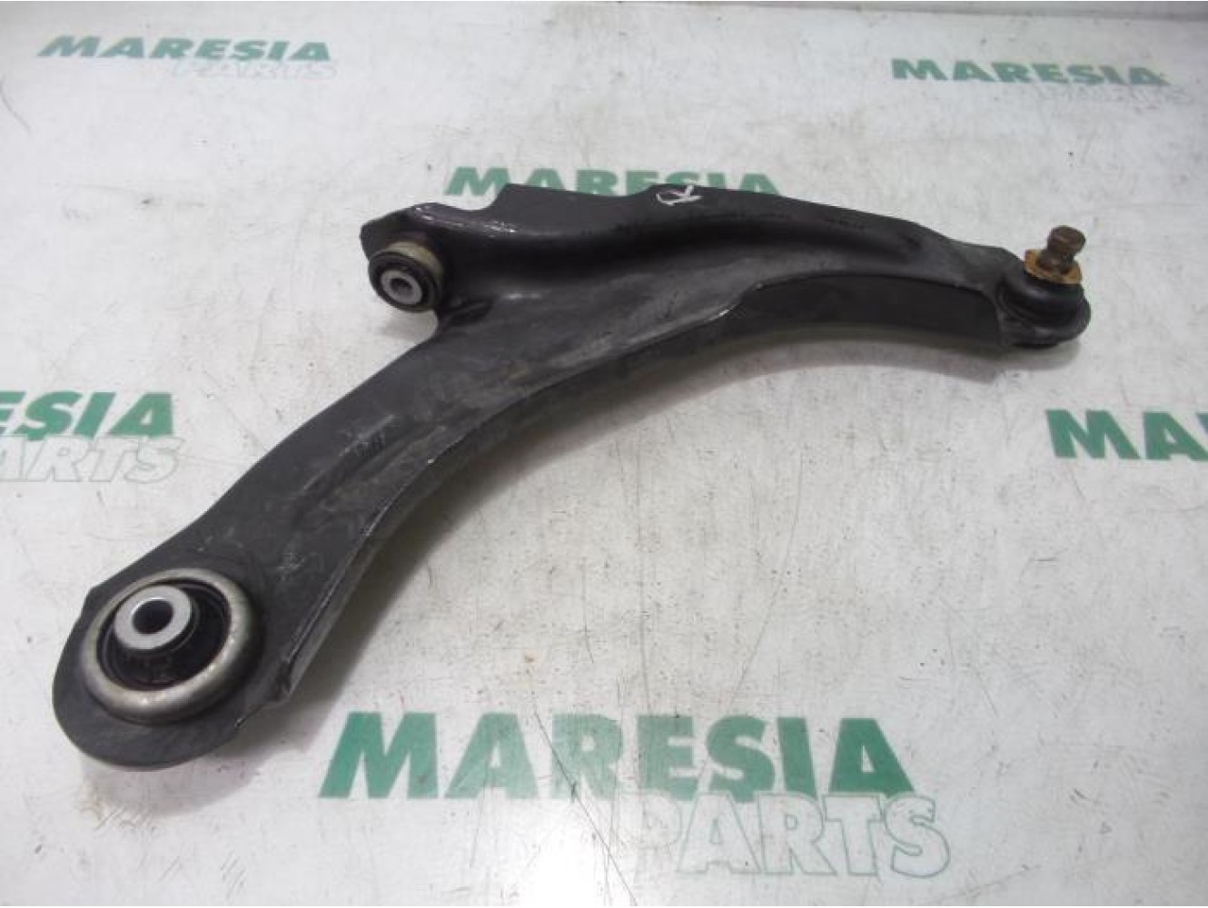 Renault - Clio - Front lower wishbone, right