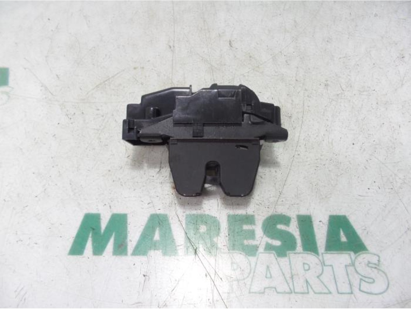 Peugeot - 308 - Tailgate lock mechanism