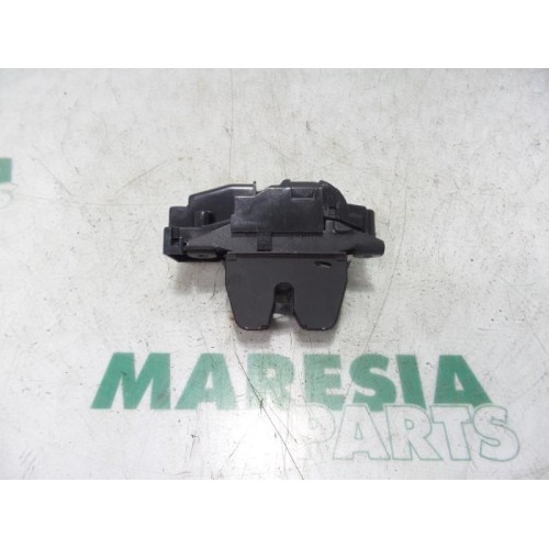 Peugeot - 308 - Tailgate lock mechanism