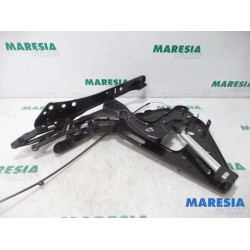 Renault - Megane - Convertible top hinge