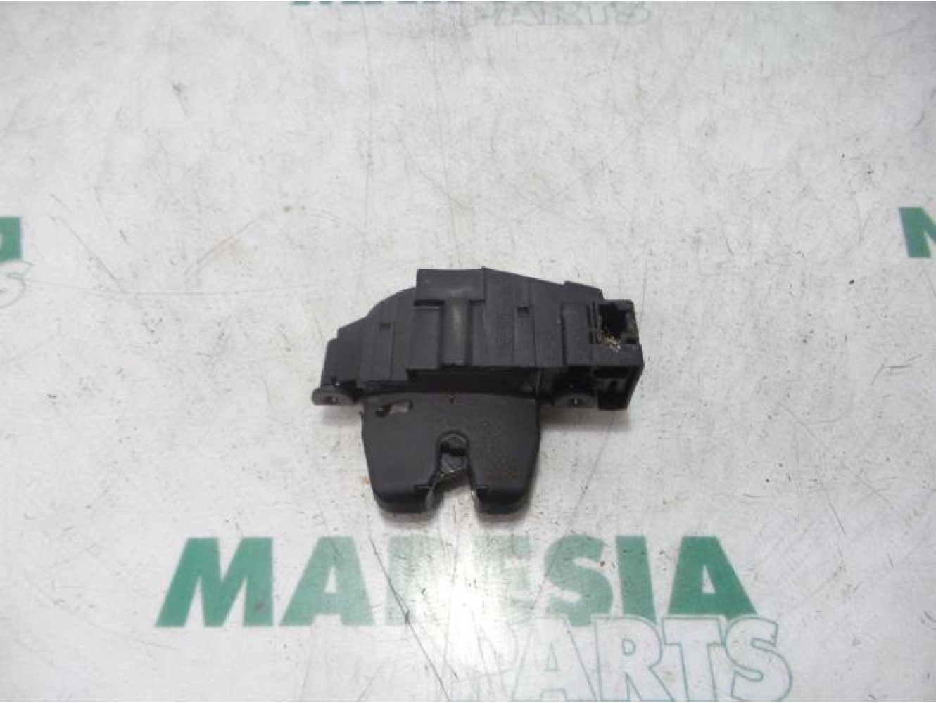 Peugeot - 207 - Tailgate lock mechanism