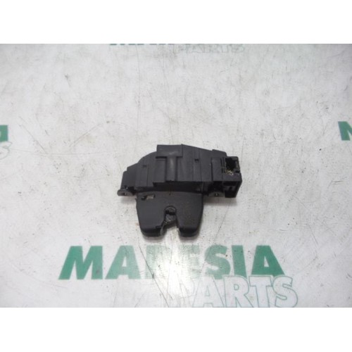 Peugeot - 207 - Tailgate lock mechanism