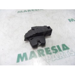 Peugeot - 207 - Tailgate lock mechanism