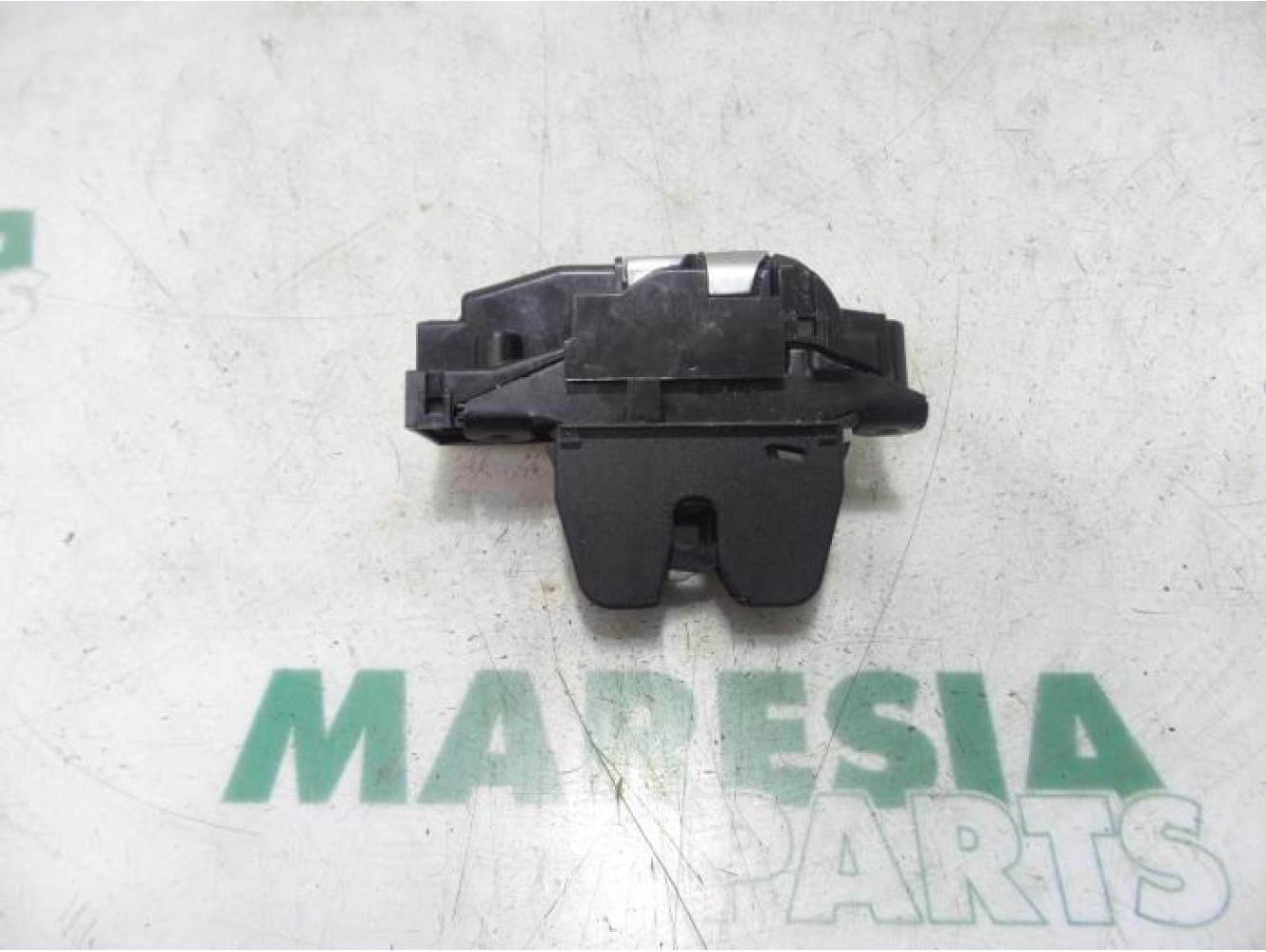 Peugeot - 207 - Tailgate lock mechanism