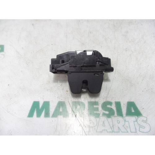 Peugeot - 207 - Tailgate lock mechanism