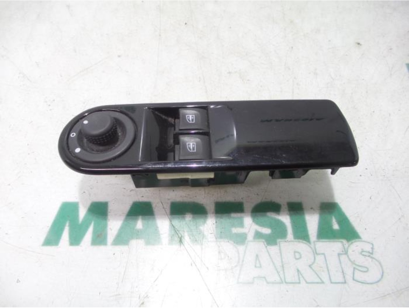Renault - Clio - Multi-functional window switch