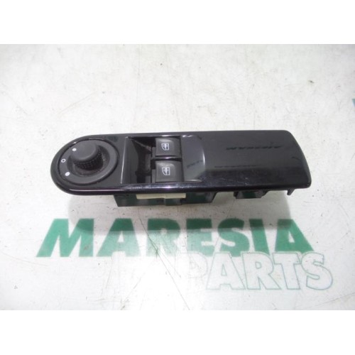 Renault - Clio - Multi-functional window switch