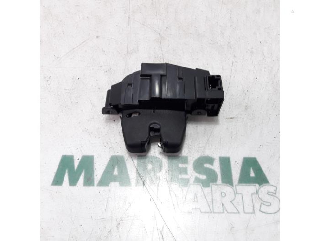Peugeot - 308 - Tailgate lock mechanism