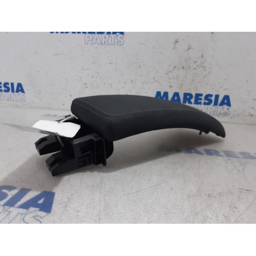 Renault - Megane - Armrest