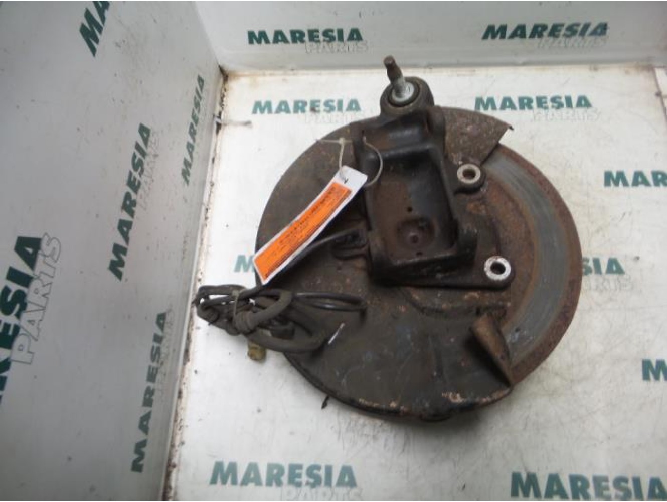 Alfa Romeo - 156 - Fusee links-achter