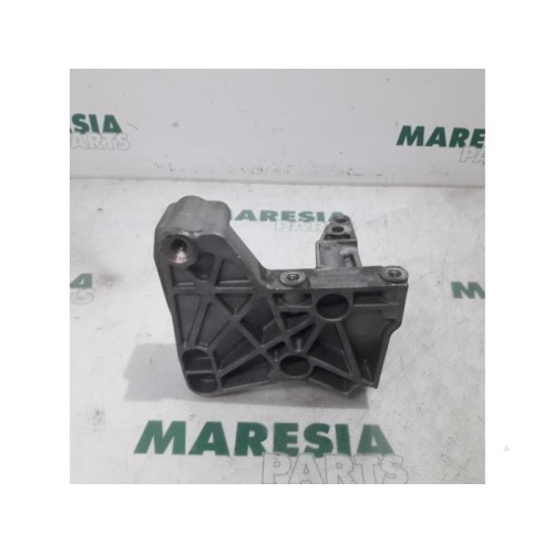 Renault - Megane Scenic - Engine mount