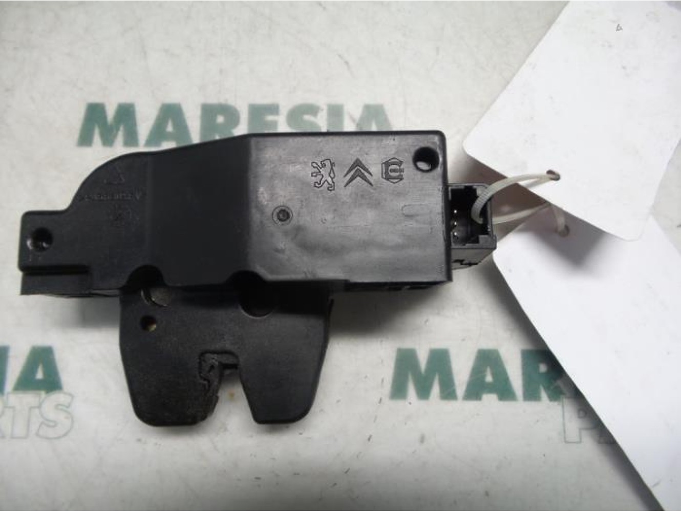 Peugeot - 607 - Tailgate lock mechanism